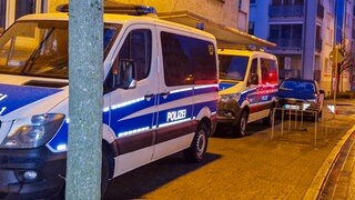 Polizeiautos vor Wohnhäusern