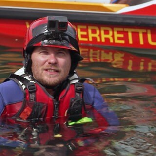 Thomas Scherer, Strömungsretter DLRG Bezirk Nahe-Hunsrück e.V., bei einer Übung im Wasser