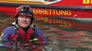 Thomas Scherer, Strömungsretter DLRG Bezirk Nahe-Hunsrück e.V., bei einer Übung im Wasser