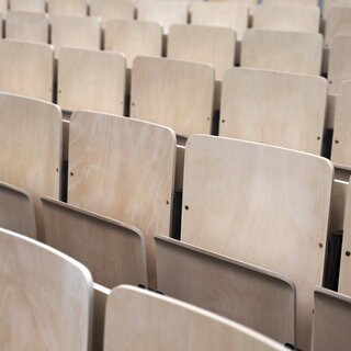 Ein leerer Hörsaal als Symbolbild für Machtmissbrauch an Hochschulen
