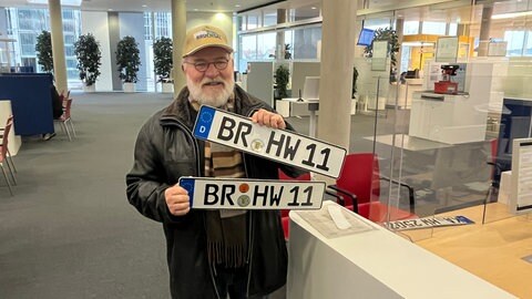 Heimfried Werner freut sich über sein BR-Kennzeichen.