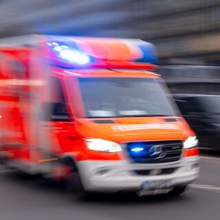 Ein Krankenwagen auf dem Weg zum Einsatz. Im Eifelkreis Bitburg-Prüm ist ein 69-jähriger Motorradfahrer von der Straße abgekommen und wurde schwer verletzt im Wald für 19 Stunden nicht entdeckt. 
