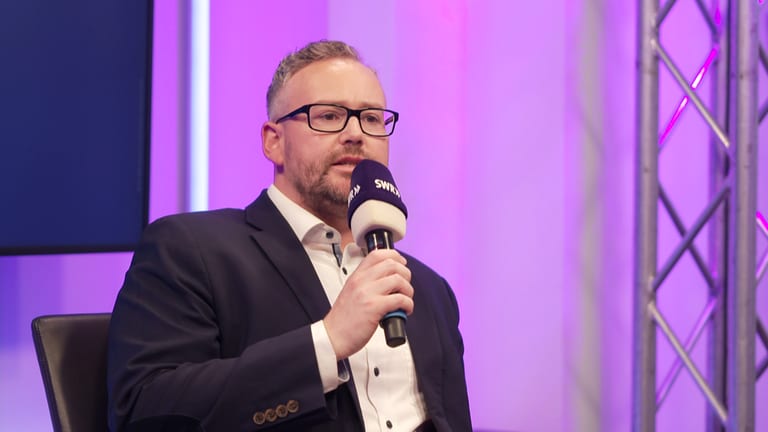 Sebastian Münzenmaier (AfD) über den angespannten Wohnungsmarkt: “Sie können sich doch nicht darüber beschweren, dass hier zu wenige Wohnungen sind, wenn in Deutschland in den letzten zehn Jahren vier Millionen Fremde dazugekommen sind. Selbstverständlich habe ich dann ein Problem mit Wohnungsnot.”
