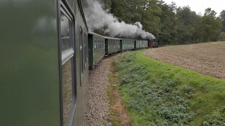 Die Schmalspurbahn schlängelt sich durch das weite Tal der Döllnitz.