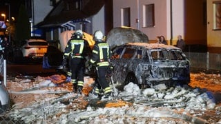 Feuerwehrleute löschen ein Auto in Albershausen. Dabei wird viel Löschschaum eingesetzt.