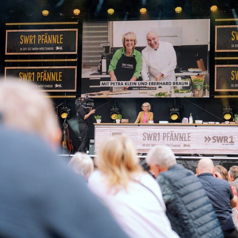 SWR1 Pfännle Bühnenshow mit Moderatorin Petra Klein und Pfännle-Koch Eberhard Braun