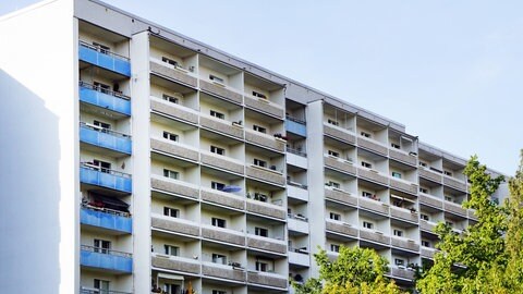 Plattenbau mit Balkonen