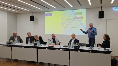 Das Bild zeigt Vertreter der Stadt Ludwigshafen bei der Pressekonferenz zum aktuellen Stand der Hochstraße Süd - sie soll im Juli vollständig befahrbar sein. Mit dabei auch Oberbürgermeister Blettner (CDU).