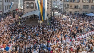 Menschenmassen versammeln sich vor dem Lederhaus auf dem Marienplatz in Ravensburg zur Rutenfesteröffnung.
