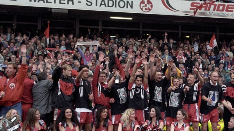 Der 1. FC Kaiserslautern feiert die deutsche Meisterschaft 1998.
