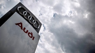 Dunkle Wolken ziehen über einen Audi-Händler.