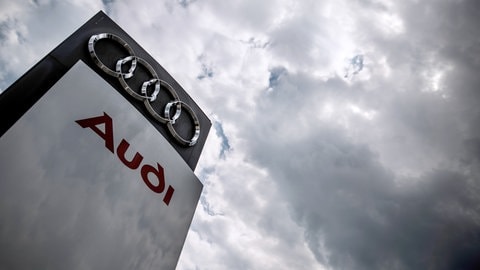 Dunkle Wolken ziehen über einen Audi-Händler.