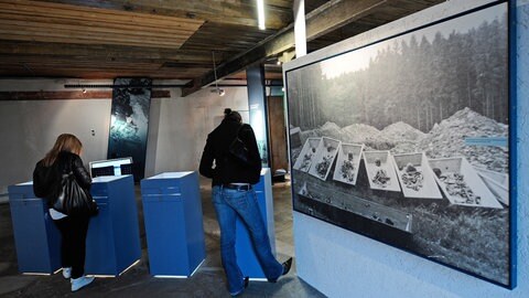 Zwei Schüler interessieren sich für die Ausstellungsstücke in der KZ-Gedenkstätte Osthofen