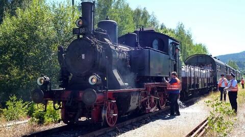 Die Lokomotive gehört dem Bayerischen Localbahn Verein, einem Verein der mit Hilfe von Freiwilligen die Lok unterhält und auf große Fahrt schickt.
