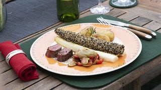 Zweierlei vom Spargel an gegrilltem Rehrücken und Erdbeer-Grünspargel-Rhabarber-Relish auf einem Teller