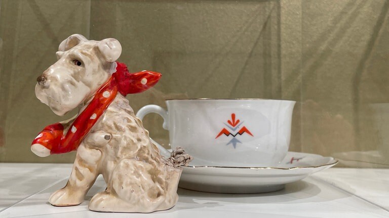 Dieser kleine weiße Porzellanhund ist eine private Leihgabe für die Ausstellung 1920er Jahre im Stadtmuseum Trier.