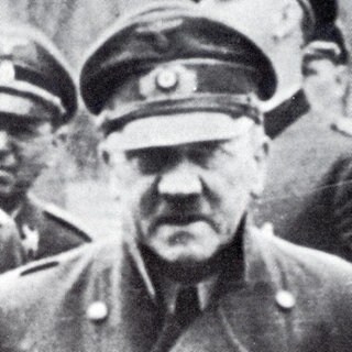 Eine der letzten Fotografien von Adolf Hitler im Garten des Berliner Kanzleramtes. Aufgenommen am 20. April 1945, 10 Tage vor seinem Selbstmord mit Eva Braun am 30. April 1945
