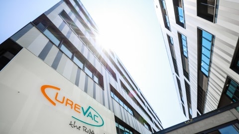 Das Logo des Pharmaunternehmens Curevac ist vor dem Eingang der Firmenzentrale zu sehen.