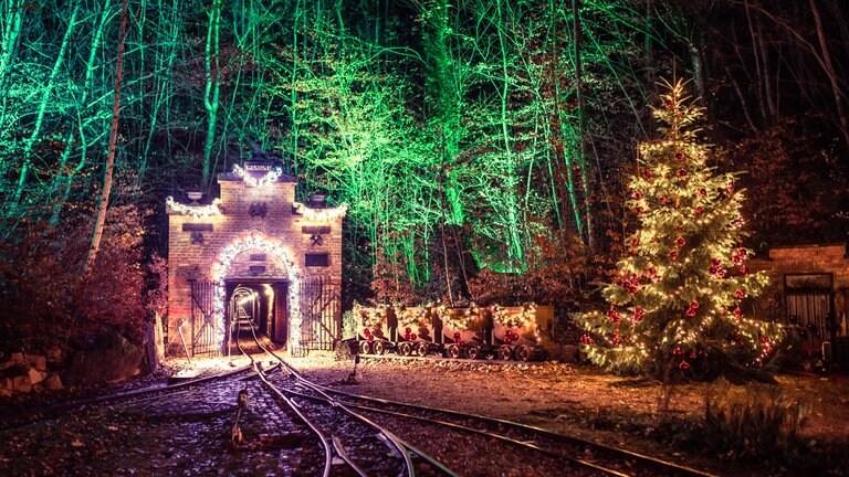 Der Weihnachtsmarkt in Aalen-Wasseralfingen im Ostalbkreis findet unter Tage statt. Dafür fahren regelmäßig Züge in das Bergwerk.