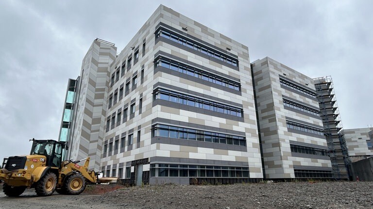 Ein rheinland-pfälzisches Unternehmen aus Medard im Kreis Kusel montierte die Außenfassade am Neubau des US-Hospitals.
