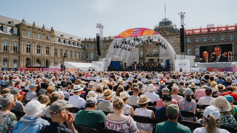 Benefizkonzert des Bundespräsidenten - Blick auf die SWR Sommerfestival Bühne