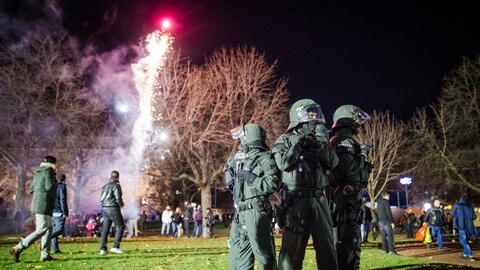 Polizei befindet sich 2017 an Silvester auf dem Schlossplatz in Stuttgart und sorgt für Sicherheit (Archivbild).