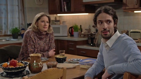 Albert und Celine sitzen am Küchentisch