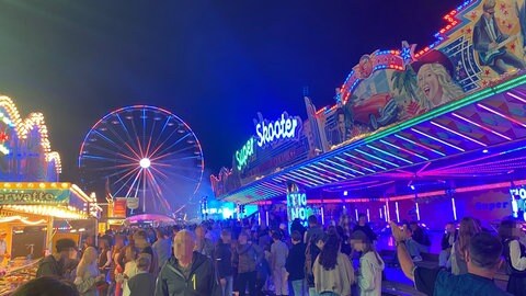 Aufgebaute Stände und Fahrgeschäfte - auf der Königshöfer Messe probte die Feuerwehr am messefreien Tag den Ernstfall. 