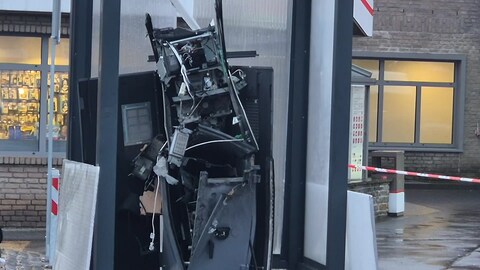 Ein Geldautomat in Olzheim im Eifelkreis Bitburg-Prüm wurde gesprengt.