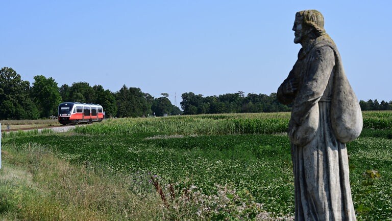 Von Wiener Neustadt geht es schließlich nach Aspang. - Auf der „äußeren Aspangbahn“ kommen ganz moderne Fahrzeug zum Einsatz. 