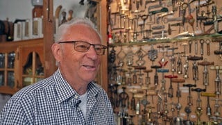 Winzer Lothar Kreutz vor seiner Korkenziehersammlung