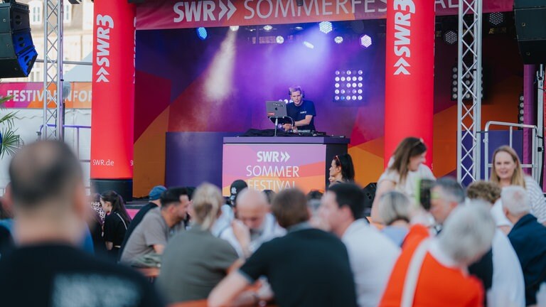 DJ D White auf der Kleinen Festivalbühne