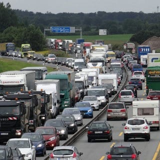Fahrzeuge stauen sich in einer Baustelle auf der Autobahn A7, bei der eine Fahrbahn komplett erneuert wird.