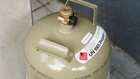 Die passende Gasflasche zum Grillen finden | Die Prüffrist ist im oberen drittel der Flsche aufgedruckt.