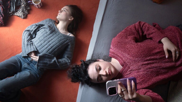 Jasmin (Mariella Aumann) und ihre Freundin Selma (Anna Shirin Habedank)