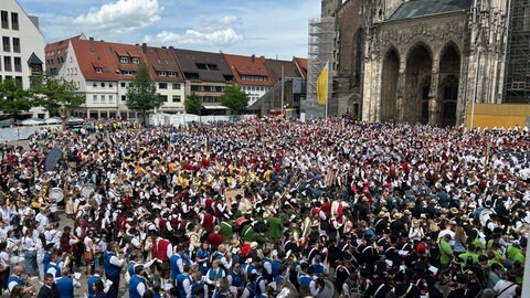 Tausende Musikerinnen und Musiker haben sich auf dem Ulmer Münsterplatz versammelt, um gemeinsam eines der letzten Konzerte des Deutschen Musikfests zu spielen.