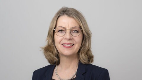 Präsidentin Kinderschutzbund Sabine Andresen lächelt freundlich in die Kamera.