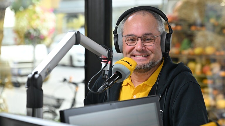 Endlich mal nicht hinter, sondern vor der Kamera. Online-Redakteur Marcus Netscher ist sonst nicht nur für Fotos und Ticker zuständig, er kennt sich auch aus mit der neuen ARD Sounds App. Und dazu gibt es einiges zu erzählen.