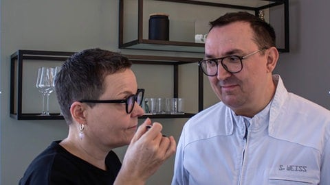 Man sieht den Sternekoch Sascha Weiss, der durch einen Herzinfarkt das Kochen verlernt hat.