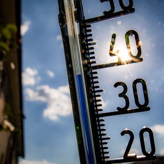 Hitzewelle: Ein Thermometer an einer Hauswand klettert in Richtung der 40-Grad-Marke
