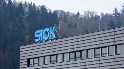 Das Logo der Firma Sick auf einem Gebäude