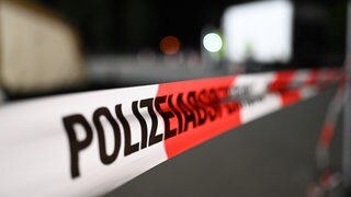 Flatterband an einem Tatort: Am Ravensburger Bahnhof soll eine Jugendliche eine Frau getötet haben.