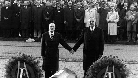 Mitterand und Kohl reichen sich 1984 die Hand an den Gräbern von Verdun