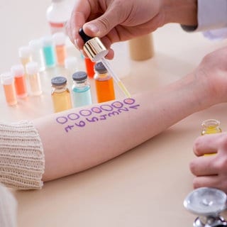 Allergietest beim Arzt: In Deutschland sind über 23 Millionen Menschen von einer allergischen Erkrankung betroffen, ein Viertel der Kinder und Jugendlichen reagieren bereits allergisch. Am häufigsten ist der Heuschnupfen, gefolgt von Asthma, Neurodermitis und Kontaktallergien.