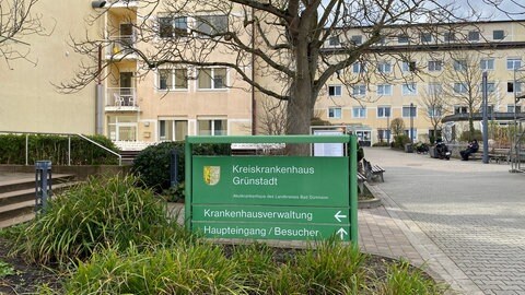 Das Eingangsschild vor dem Kreiskrankenhaus Grünstadt: Die Klinik ist dringend sanierungsbedürftig.