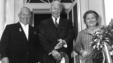 Der sowjetische Ministerpräsident Nikita Chruschtschow (l) wird kurz nach seiner Ankunft im September 1959 in Washington von dem US-amerikanischen Präsidenten Dwight D. Eisenhower (M) auf der Treppe von Blair House, dem Gästehaus der US-Regierung, begrüßt. Rechts Chruschtschows Frau Nina.