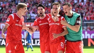 Mario Sauer (2.v.r.) bejubelt sein Tor für den FCK gegen Darmstadt