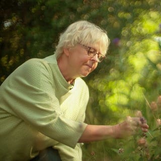 Eine Frau in einem Garten. 