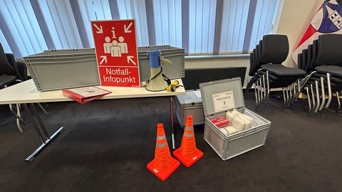 Vorbereitete Notfall-Boxen der Feuerwehr Asbach, um einen Notfall-Info-Punkt aufzubauen.