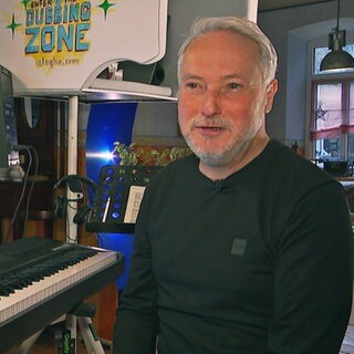 Obrigheimer Unternehmer Bernd Korz vor seinem E-Piano